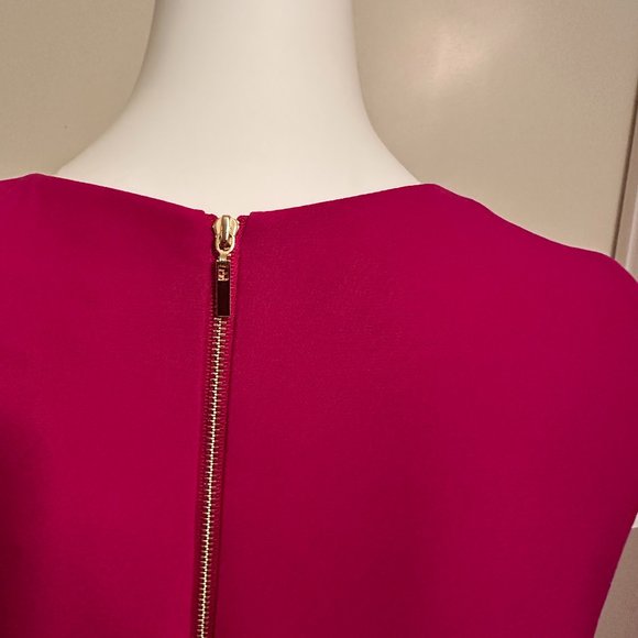 New! SLEEVELESS SCALLOP EDGE SHIFT DRESS - Picture 5 of 6